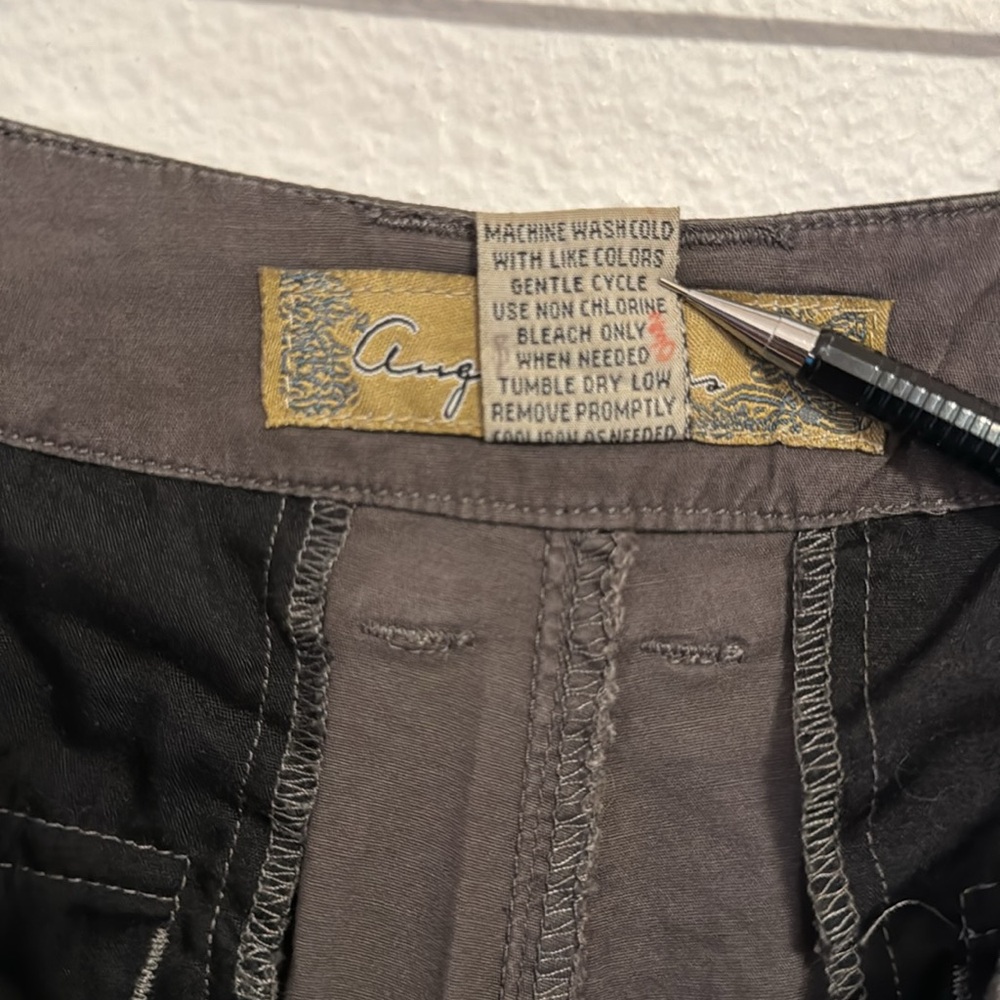Angel Kiss Gray Cargo Shorts, size 18 - Picture 5 of 11